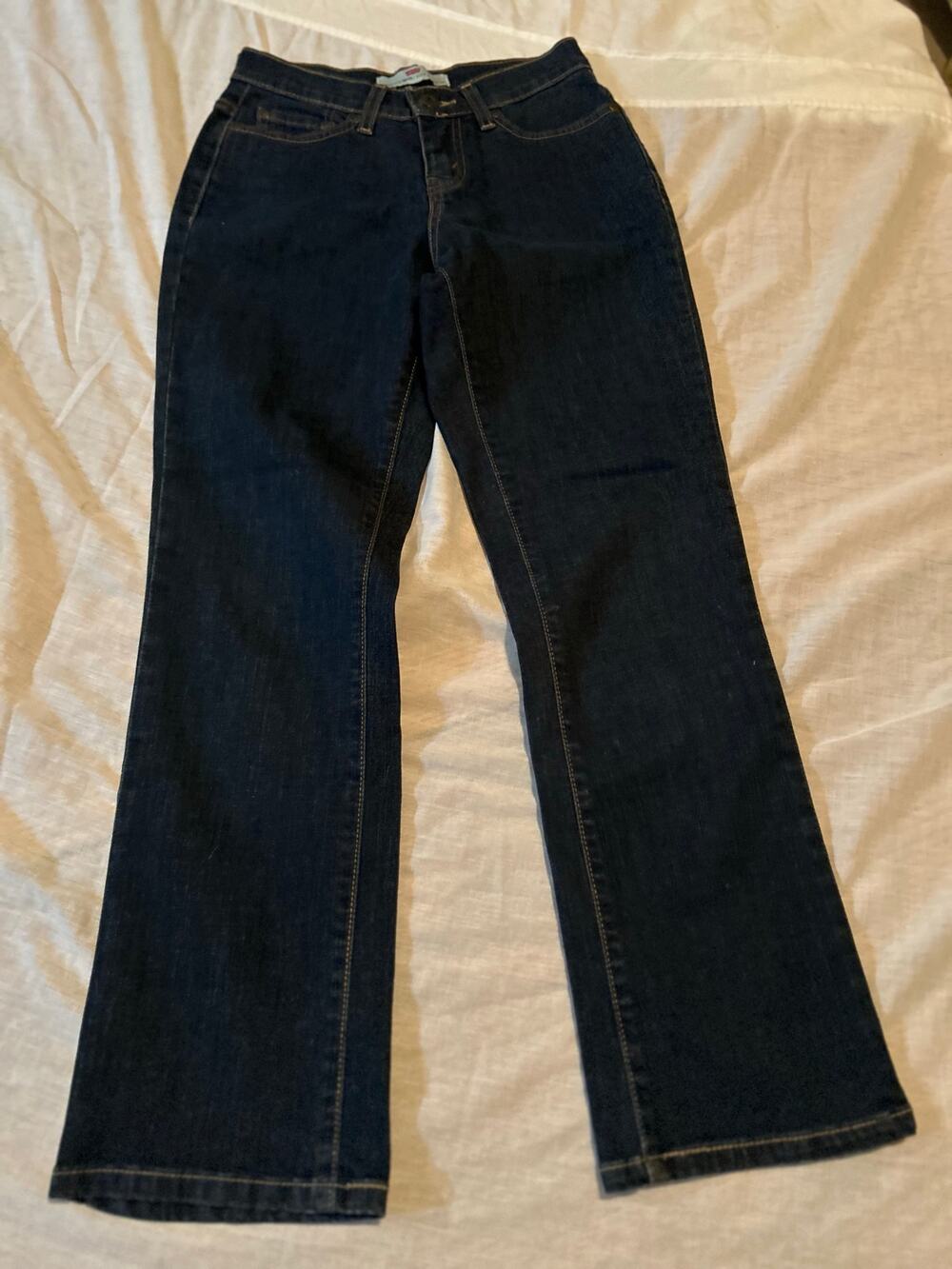 Levi women’s jeans dark blue size 2 slimming 512 straight